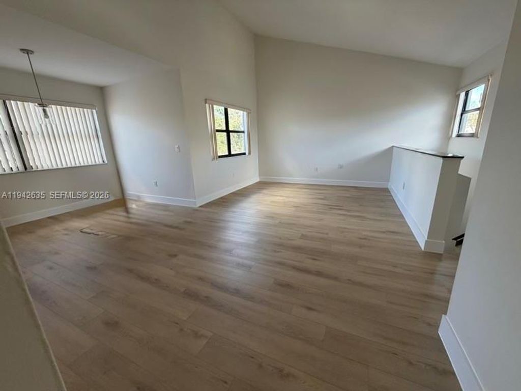 10231 Fontainebleau Blvd 201, Miami, FL 33172