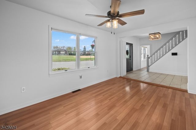 7 Park Sq, Lopatcong Twp., NJ 08865