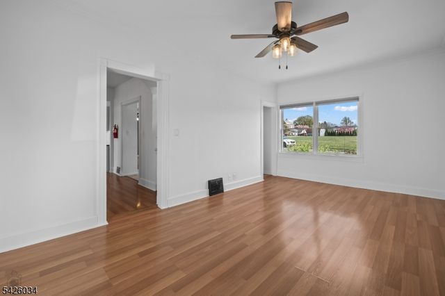 7 Park Sq, Lopatcong Twp., NJ 08865
