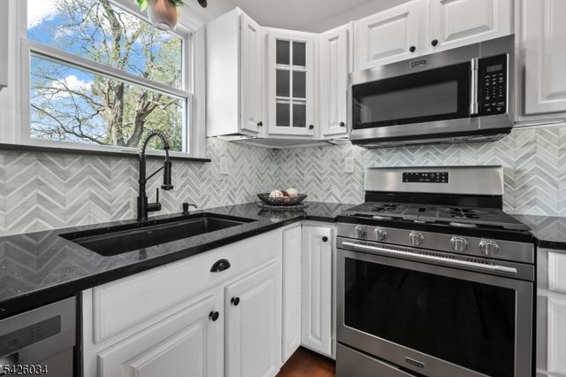 7 Park Sq, Lopatcong Twp., NJ 08865