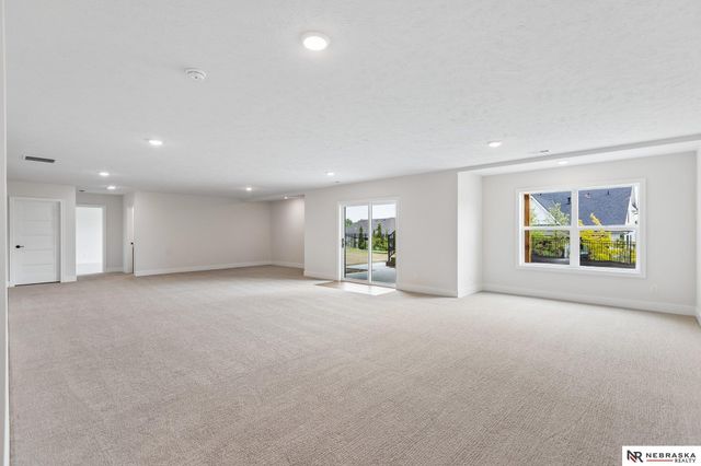 7805 N 167 Avenue, Bennington, NE 68007