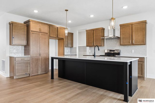 7805 N 167 Avenue, Bennington, NE 68007