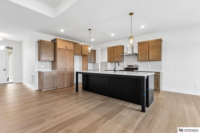 7805 N 167 Avenue, Bennington, NE 68007