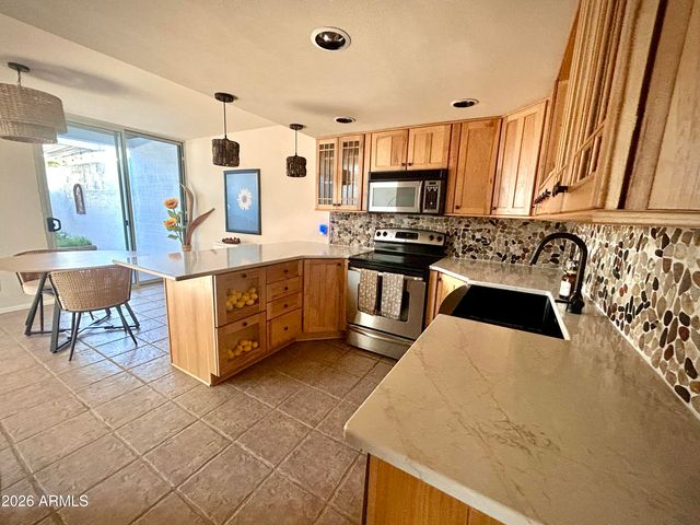 3243 E CAMELBACK Road, Phoenix, AZ 85018