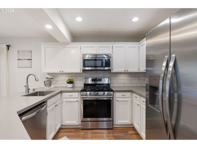 2056 SUNRAY Cir, West Linn, OR 97068