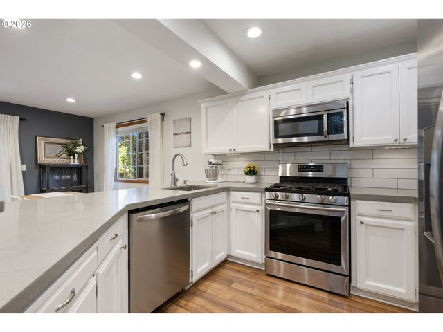 2056 SUNRAY Cir, West Linn, OR 97068