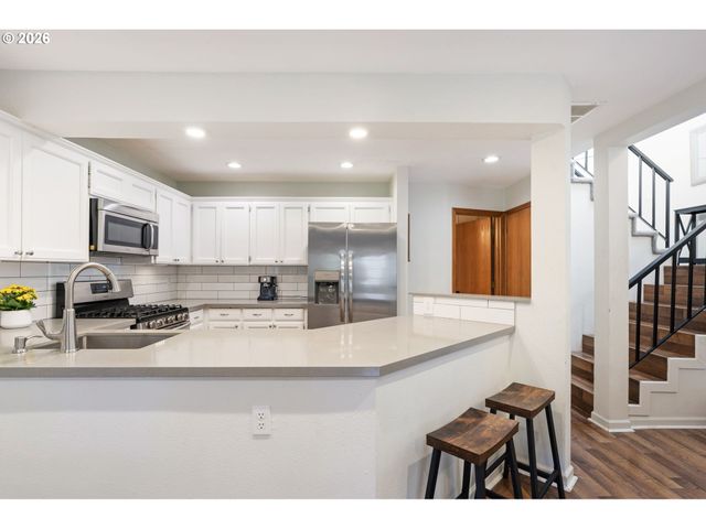 2056 SUNRAY Cir, West Linn, OR 97068