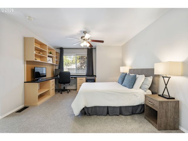 2056 SUNRAY Cir, West Linn, OR 97068