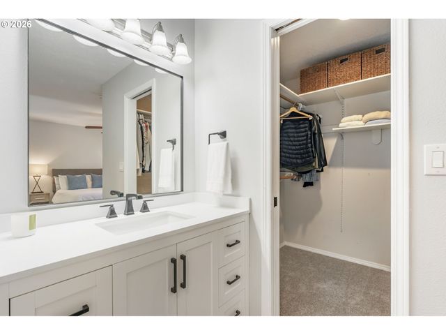 2056 SUNRAY Cir, West Linn, OR 97068