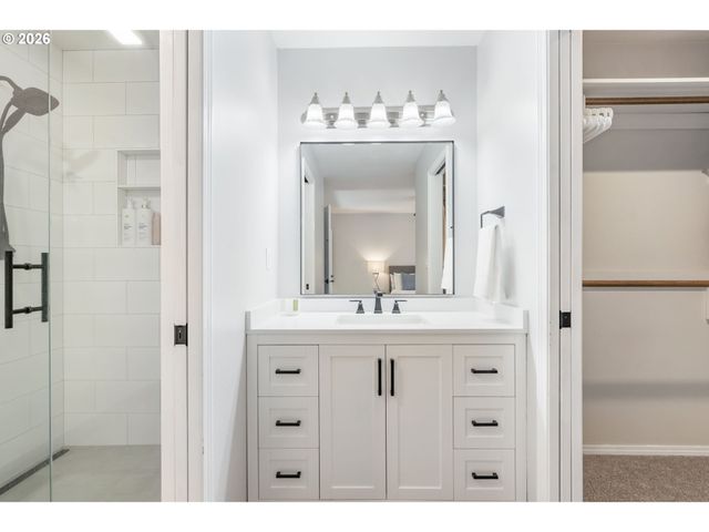 2056 SUNRAY Cir, West Linn, OR 97068
