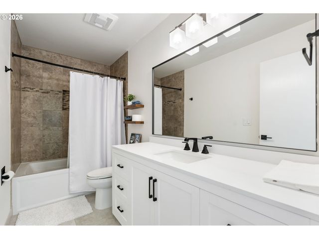 2056 SUNRAY Cir, West Linn, OR 97068