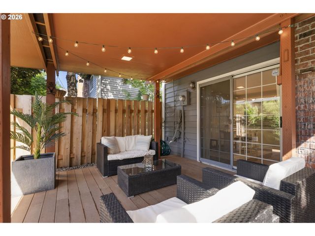 2056 SUNRAY Cir, West Linn, OR 97068