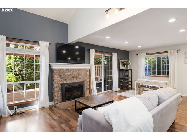2056 SUNRAY Cir, West Linn, OR 97068