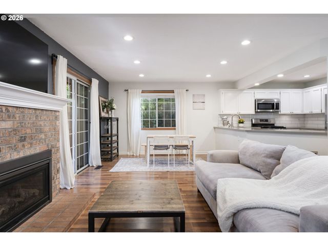 2056 SUNRAY Cir, West Linn, OR 97068