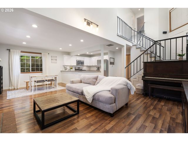 2056 SUNRAY Cir, West Linn, OR 97068