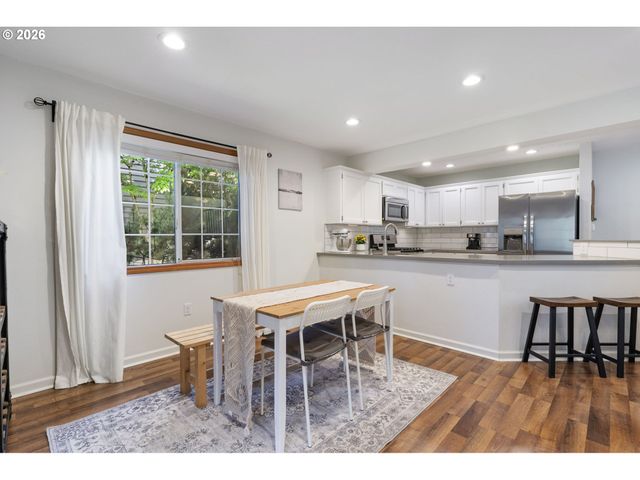 2056 SUNRAY Cir, West Linn, OR 97068