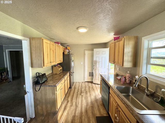 1135 MONMOUTH St, Independence, OR 97351