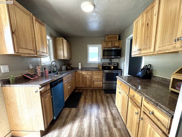 1135 MONMOUTH St, Independence, OR 97351