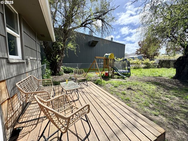 1135 MONMOUTH St, Independence, OR 97351