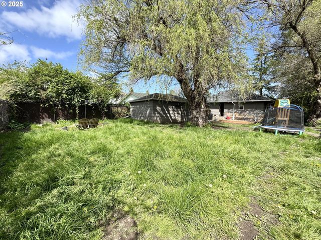 1135 MONMOUTH St, Independence, OR 97351