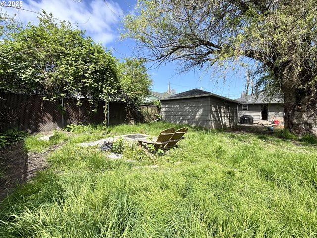 1135 MONMOUTH St, Independence, OR 97351