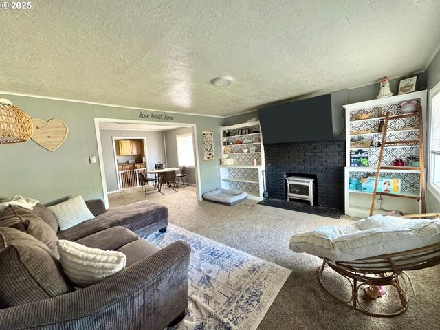 1135 MONMOUTH St, Independence, OR 97351