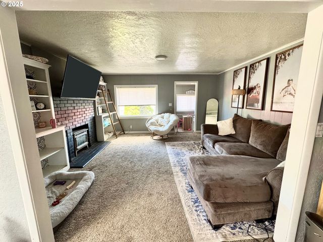 1135 MONMOUTH St, Independence, OR 97351