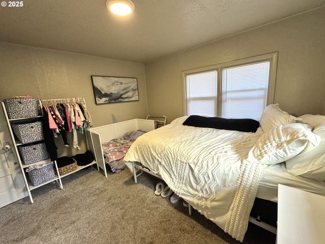 1135 MONMOUTH St, Independence, OR 97351