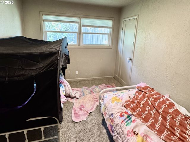 1135 MONMOUTH St, Independence, OR 97351