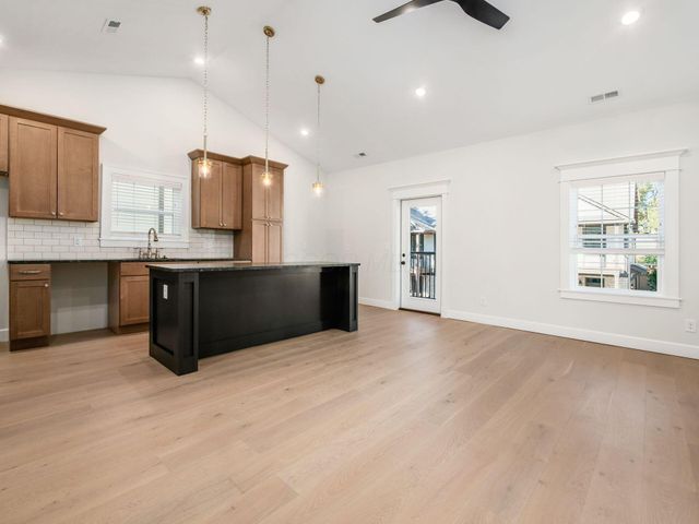 2015 W 5th Avenue, 108, Marble Cliff, OH 43212