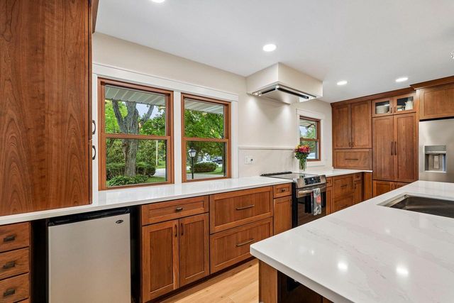 1389 Glenbrook DRIVE, Cedarburg, WI 53012