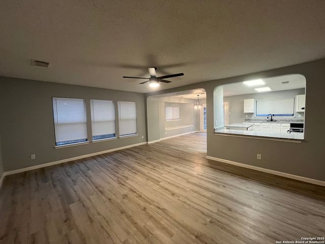 8230 Cantura Mills, Converse, TX 78109