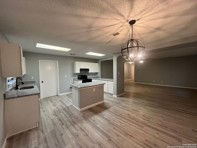 8230 Cantura Mills, Converse, TX 78109