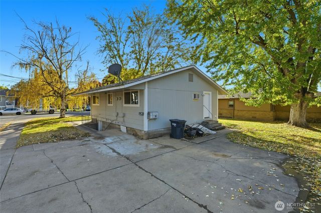 303 NE Ash Avenue, College Place, WA 99324