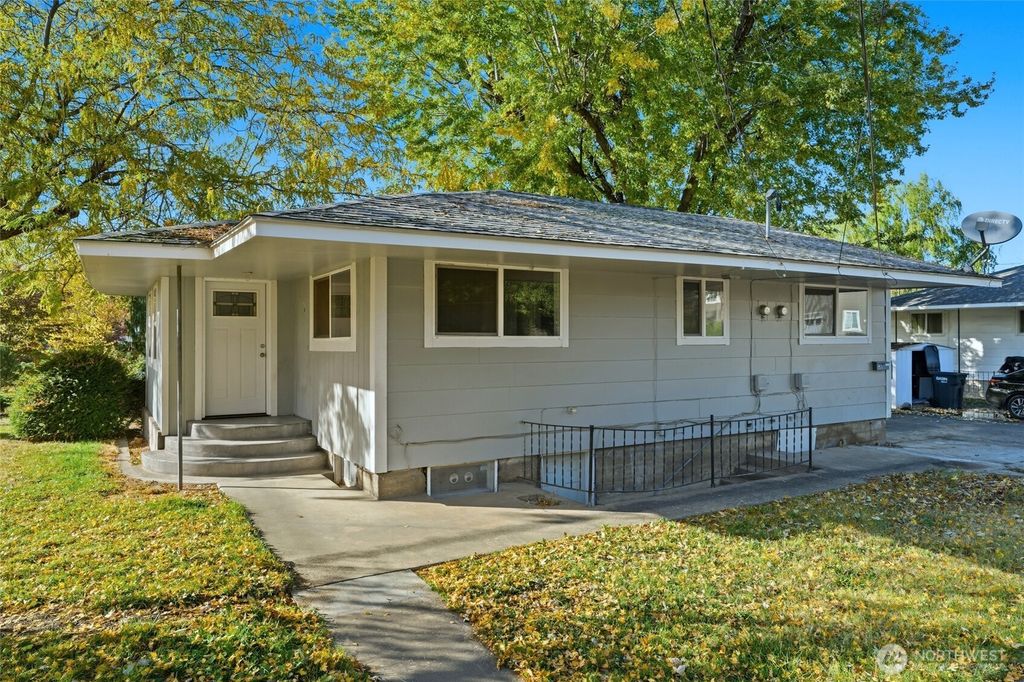 303 NE Ash Avenue, College Place, WA 99324