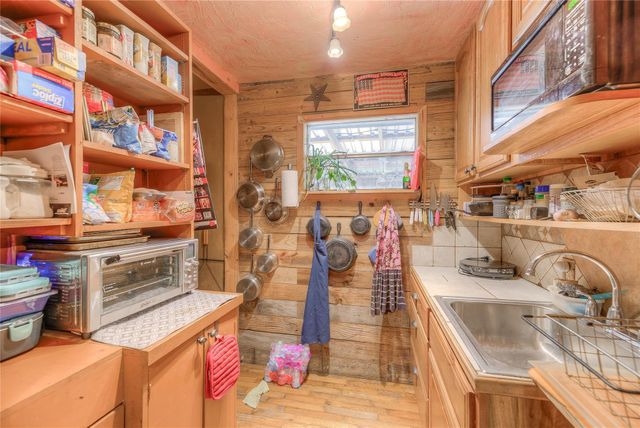 300 L Green Road, Cleveland, TX 77328