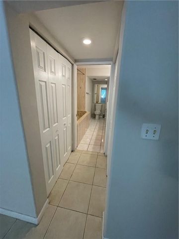 197 Lakeview Drive 202, Weston, FL 33326