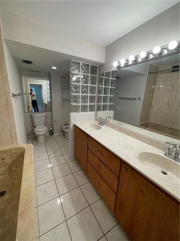 197 Lakeview Drive 202, Weston, FL 33326