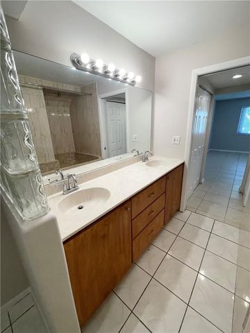 197 Lakeview Drive 202, Weston, FL 33326