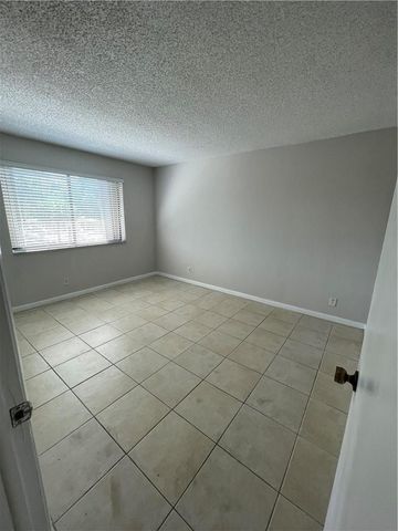 197 Lakeview Drive 202, Weston, FL 33326