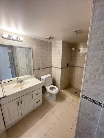 197 Lakeview Drive 202, Weston, FL 33326