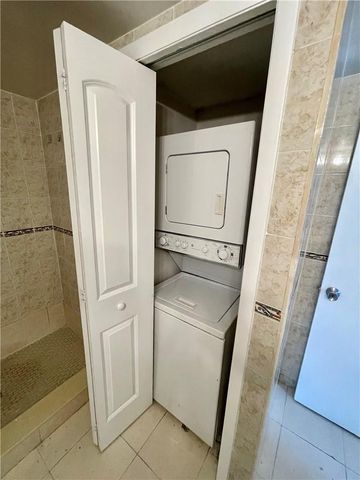 197 Lakeview Drive 202, Weston, FL 33326