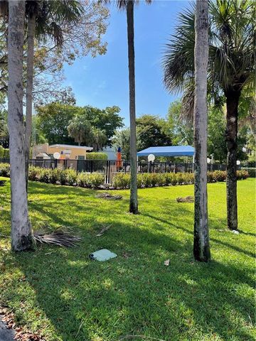 197 Lakeview Drive 202, Weston, FL 33326