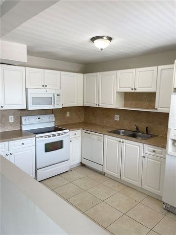 197 Lakeview Drive 202, Weston, FL 33326