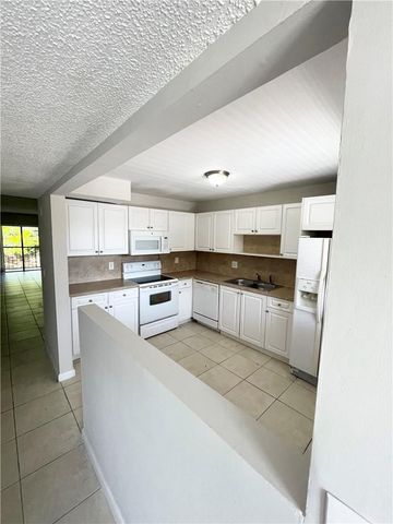197 Lakeview Drive 202, Weston, FL 33326