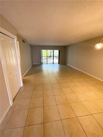 197 Lakeview Drive 202, Weston, FL 33326
