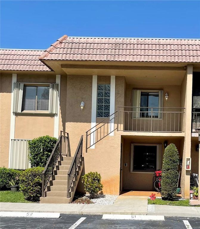 197 Lakeview Drive 202, Weston, FL 33326