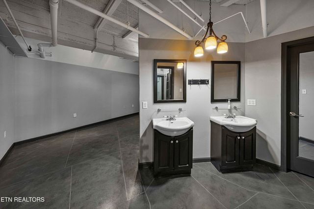 135 E Harper Ave, Maryville, TN 37804