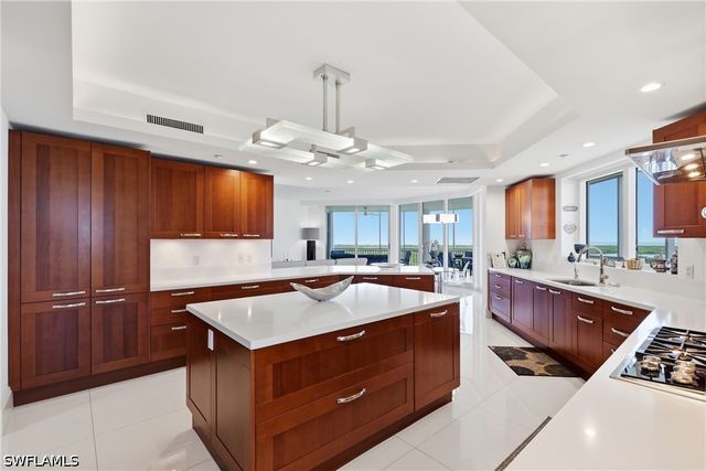 13675 Vanderbilt DR 810, Naples, FL 34110