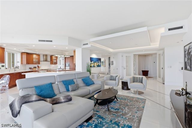 13675 Vanderbilt DR 810, Naples, FL 34110